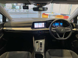 ドイツ車らしい質実剛健で機能的なインテリア。必要なスイッチが自然に手に届く配置です。