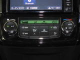 【オートエアコン】一度お好みの温度に設定すれば、車内の温度を検知し風量や温度を自動で調整。暑い&hellip;寒い&hellip;と何度もスイッチ操作をする必要はありません。快適な車内空間には必須の機能ですね♪