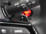 ◆減速セレクター◆ステアリングホイールの左右に取り付けられた2つのパドルスイッチで減速の強さを調整。 左側の「-」を操作すると減速を強く、右側の「+」を操作すると減速を弱くすることができます。