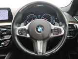 BMWのステアリングのリムは、一般的なものより少し太めにデザインされています。 これはタイヤやステアリングシャフトなどを介して伝わる路面からの入力を、しっかりと把握するためです。