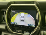 駐車時や後退時の安全確認をサポート。狭い場所でも安心して運転できます。