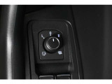 狭い場所も苦になりません。電動格納ドアミラー装備。電動格納ドアミラードアミラー調整スイッチ