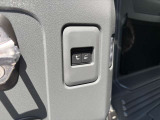 テールゲートを開けるとエアサスペンションの昇降スイッチも装備されております。荷物の積み下ろしなどもスムーズに可能です。