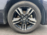 【純正17インチアルミホイール】外観にマッチした純正アルミホイールを装着しております。各種社外アルミホイールや、スタッドレスタイヤも取扱いしております。是非ご相談ください♪