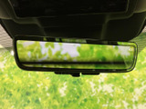車両後方の状況をリアルタイムで確認できるバックモニター。狭い場所での駐車や車庫入れをスムーズに行えます。