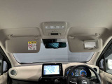 運転席のサンバイザーにはバニティーミラーも付いています。身だしなみチェックには欠かせません。