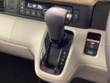 インパネシフトを採用しているので、前席の足元も広々としています。運転席と助手席の行き来もスムーズです!