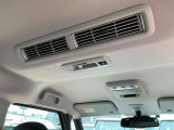 リヤシーリングファンが付いています!室内の空気を循環して、エアコンの効きを良くしてくれます!