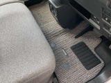 純正フロアカーペット付きです。社外品とは違い、マットのズレも少なく安全に運転できます。