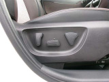 運転席パワーシートを装備しています。操作は電動で、前後調整・上下調整も楽にできますよ。