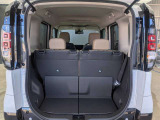 4名乗車時でも、買い物カゴや普段使いの荷物をしっかり積めるスペースを確保。さらにリアシートは前後にスライド可能で、荷物の量に合わせて荷室長を調整できます。日常使いの利便性もバッチリです。