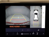 パノラミックビューモニターを装備。駐車場や交差点でクルマを真上から見るように周囲を確認できます。機能の詳細は販売店スタッフまでおたずねください。