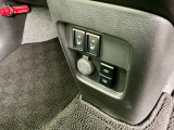 前席シートヒーターを装備!運転席・助手席それぞれにシートヒーターを備え、寒い季節も快適♪ さらに後席用のUSB電源ソケットもあり、スマートフォンの充電などに便利な装備です