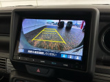 リバースギアに入れるだけで後方の表示へ切り替わります。夜間や雨の日の駐車も楽になりますよ。