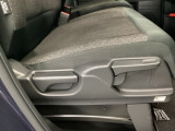 手動のレバーを使って、シートの高さや背もたれの角度を変えることができます。