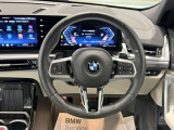 BMWのステアリングはドライバーと車体が一体感に感じれるような操作性を実現しております。また、握りやすさや操作性を向上するためにスイッチ類も配置されております。