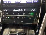 左右独立温度コントロールフルオートエアコンです。運転席、助手席それぞれで独立して温度設定ができます。