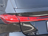 視界を鮮明に照らすだけでなく、対向車への配慮と最適な視界を両立し、ダイナミックインジケーターの流れるような輝きが、夜の街並みに先進性と知性を描き出します。