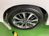 純正アルミホイールです。足元が引き立つので、車全体のイメージがアップしますよ!