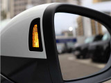 左右後方の車両を検知して注意を促すサイドアシストを備え、車線変更時の安全確認をサポートします