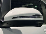 死角検知警告システムが装備されており、車線変更の際、死角に入る車両の検知、警告を行います。また、サイドミラー内部のインジケータが点灯し、危険の促しをしています。