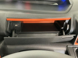 【インパネアッパーボックス】サッと取り出せてサッとしまえる、運転席の目の前にはボックスが装備されております!薄型のボックスティッシュなど収納可能☆