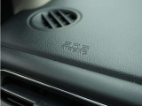 ◆助手席エアバッグ◆SRSエアバッグは、シートベルトだけでは防ぎきれない衝突時の衝撃から乗員を守るための安全装置。衝突時に瞬時に膨らみ、頭部や胸部がダッシュボードに直接衝突するのを防ぎます。