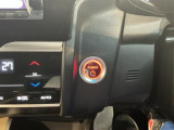 【ENGINE START/STOP】スマートキーをポケットやバッグに入れたままで、キーを差し込むことなくボタンを押すだけでエンジンが始動します。