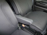 【アームレスト】運転席に、折り畳み式のアームレストが付いております。