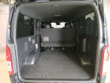 高さ・奥行きともに余裕があり、大型荷物の積み込みや複数の道具の収納もスムーズです