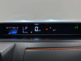 LEDを使ったシンプルなセンターメーター!左側のインフォメーションディスプレイで、クルマのいろいろな情報の確認が出来ます!
