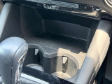 運転席と助手席の間にはドリンクホルダーと小物入れが!必要な時にさっと取り出せます◎