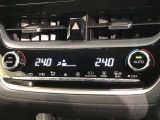 運転席、助手席別々に温度設定ができるデュアルエアコン装備です。男性が暑いと感じても、女性は寒いと感じる、そんな時の車内温度を別々に調節できるので、ストレスなくドライブをお楽しみいただけます。