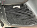 Boseサウンドスピーカーがついております。車内でより音楽をお楽しみいただけます