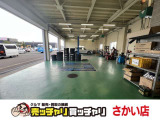 隣には整備工場を完備!お車のことならなんでもお任せください(*^^*)当店のスペシャリストが皆様の愛車をサポートします!ご購入後のメンテナンスもお任せください!
