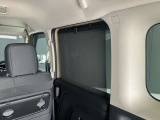 ロール式シェードが出てきます!車内の温度を安定して保てます♪強い日差しもシャツトダウンしてくれます☆