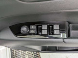 パワーウィンドウのスイッチですよ。運転席に居ながら窓を開け閉めのコントロールできます。