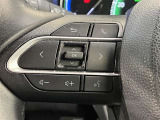 【ステアリングスイッチ付ハンドル】ナビゲーションに視線を移さず、ハンドルから手を離さず、運転に集中したまま手元でオーディオ操作できます♪