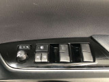 パワーウィンドのスイッチです。運転席に座りながら、助手席や後席の窓を開け閉めできるので大変便利ですよ。