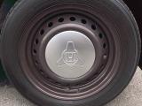 足元をおしゃれに演出するデザイン性の高いホイールキャップを装備。汚れが落としやすく、お手入れも簡単です。
