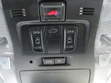 運転席・助手席両側で使いやすい、オーバーヘッドの両側パワースライドドア操作スイッチです。