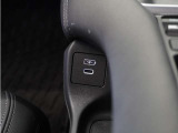 ◆USBチャージャー◆スマートフォンの充電等にも便利なUSBチャージャー!使いやすい場所に装備されています。
