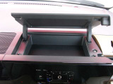 インスト運転席アッパーボックスはサングラスの収納などに便利です。