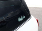 リアウインドウの『Untamed』ロゴ。後続車に、非凡な個性を無言で主張する。