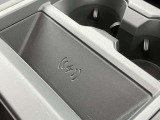 【ワイヤレスデバイスチャージング】スマートフォンなどの対応デバイスを置くだけで充電できるワイヤレスデバイスチャージングが搭載されています。車内のコンソール周りをすっきりと保つことができます。