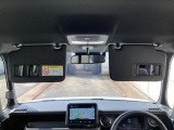 サンバイザーには、運転席、助手席ともにバニティミラーが付いてます。女性には嬉しい装備ですね♪