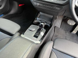 iDriveコントローラーはナビ等のディスプレイ操作を行うものです。最先端の人間工学に基づいて設計されたコントローラーは、扱い方もごくシンプルなためすぐにその使い方を理解して直感的に操作することができます。