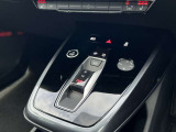 Audiのシフトレバーは、その車のトランスミッションに合わせて異なるデザインと機能を持っており、運転の楽しさと快適さを追求しています。