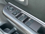 運転席側ドアの、インナードアハンドルとウィンドウなどの操作スイッチ類です。