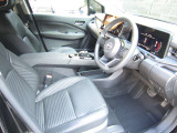 操作しやすくまとめられた運転席まわり。通勤や買い物など日々の運転に嬉しい空間です。